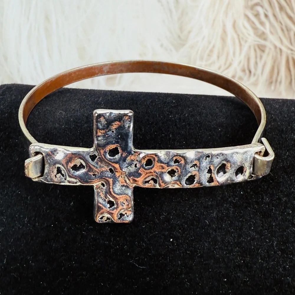 Vintage aged, Silvertone hammered cross bangle bracelet